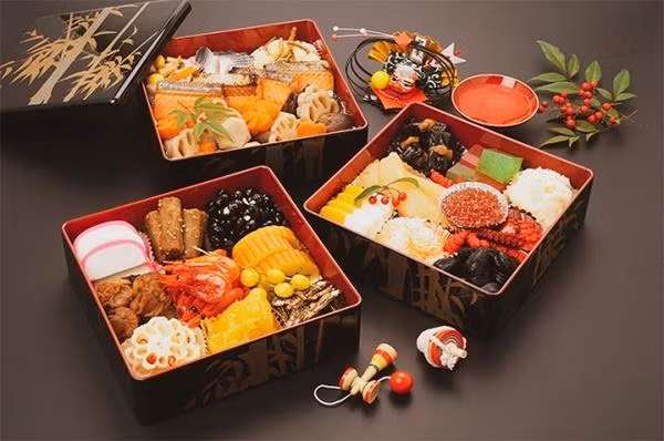 br/> “Osechi Ryori” là bữa ăn đặc biệt đón chào năm mới của người Nhật. Đây là những món ăn mang ý nghĩa đặc biệt, đựng trong hộp cơm sơn mài nhiều tầng, được trang trí vô cùng tỉ mỉ gọi là Jubako. Truyền thống ẩm thực năm mới này của người Nhật Bản đặc biệt đến mức Osechi Ryori được coi là một trong những yếu tố quan trọng trong Washoku (Ẩm thực truyền thống Nhật Bản) đã được UNESCO công nhận là Di sản văn hóa phi vật thể.