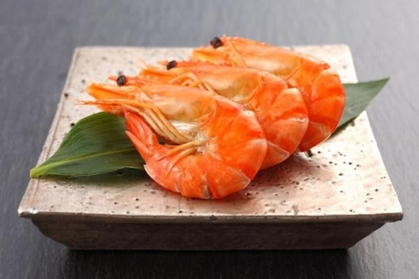 Ebi (tôm): Ebi hay tôm được góp mặt trong hộp cơm mừng năm mới bởi hình dạng cong cong khi nấu chín của nó khiến người ta liên tưởng tới các cụ già còng lưng. Ngoài ra phần râu dài của tôm cũng là một đặc điểm tượng trưng cho sự có tuổi của người già. Do đó, đây được xem như là một lời chúc cho sự trường thọ, minh mẫn và thông thái.