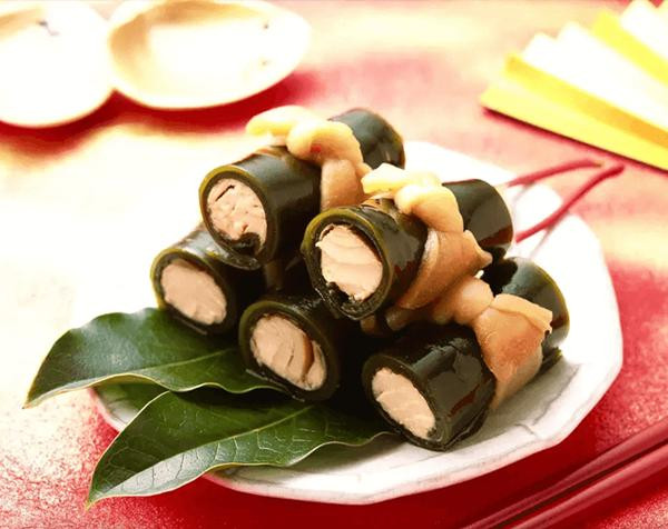 Kobumaki (rong biển cuộn): Kobumaki là những cuộn tảo bẹ được buộc bằng các sợi bầu khô và đun trong nước tương, rượu mirin, rượu sake, giấm gạo và đường. Thông thường chúng còn được nhồi với nhân cá hồi muối bên trong. Món ăn này được cho là sẽ đem lại hạnh phúc trong năm mới, vì trong tiếng Nhật kobu (tảo bẹ) đồng âm với một phần của từ yorokobu có nghĩa là hạnh phúc, vui vẻ.