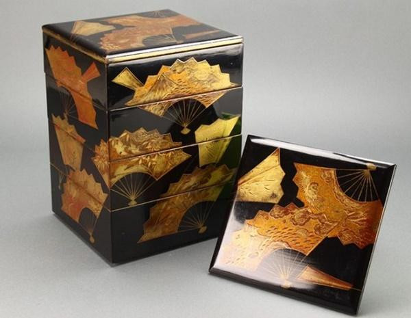 Các món ăn Osechi thường được chuẩn bị từ trước và ăn trong ba ngày đầu tiên của năm mới. Chúng thường là những món ăn nguội, đồ khô hoặc có vị chua, ngọt, bởi vậy, có thể được bảo quản một cách dễ dàng là không lo bị hư hỏng. Nguyên nhân là vì người Nhật Bản tin rằng, vào ngày đầu tiên của năm mới bất cứ hoạt động nào cũng nên được dừng lại, kể cả việc nấu nướng để các vị thần được nghỉ ngơi. Ẩm thực Osechi Ryori có nhiều món ăn nhỏ được trình bày ngăn nắp trong hộp sơn mài nhiều tầng gọi là Jubako. Bản thân các món ăn, thành phần cũng như số lượng đồ ăn trong hộp đều được sắp xếp theo một ý nghĩa đặc biệt, được cho là sẽ đem tới may mắn và hạnh phúc cho người ăn.