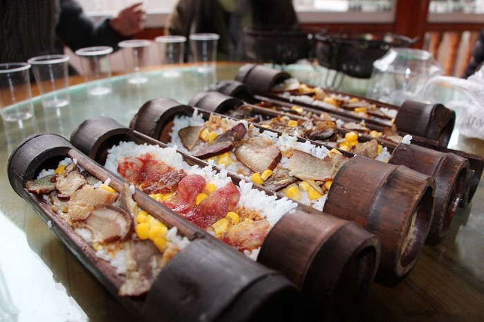 br/> 5. Cơm nhồi tre: Món ăn này phổ biến ở các vùng núi cao. Nguyên liệu chính của nó là gạo và thịt, được cho vào một ống tre tươi cùng lượng nước vừa đủ, gói kín bằng lá chuối và nướng trên lửa than cho đến khi tre chuyển sang màu đen và mùi thơm của cơm bốc ra ngào ngạt.