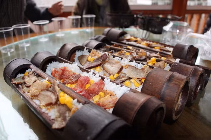 br/> 5. Cơm nhồi tre: Món ăn này phổ biến ở các vùng núi cao. Nguyên liệu chính của nó là gạo và thịt, được cho vào một ống tre tươi cùng lượng nước vừa đủ, gói kín bằng lá chuối và nướng trên lửa than cho đến khi tre chuyển sang màu đen và mùi thơm của cơm bốc ra ngào ngạt.