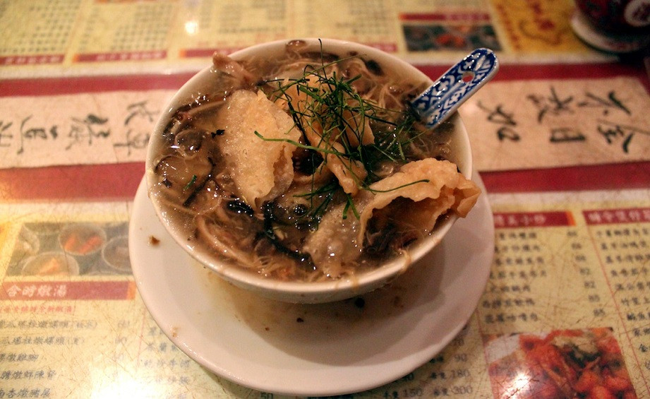 4. Súp rắn: Súp rắn là món ăn có tới 5 loại thịt rắn khác nhau. Chúng được chế biến cùng các nguyên liệu như xương heo, thịt gà, các loại gia vị… Món ăn đặc biệt này được bán phổ biến vào mùa đông. Thịt rắn trong súp được xé thành từng miếng mỏng, khi nấu chín có mùi thơm như thịt gà nhưng hơi dai, ăn cùng nước dùng vừa ngọt vừa cay vô cùng lạ miệng.