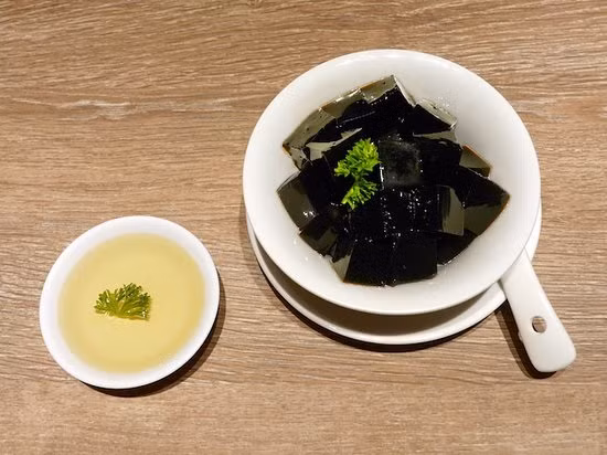 9. Cao quy linh: Đây là món thạch tráng miệng không chỉ được người lớn mà các bạn nhỏ cũng vô cùng yêu thích. Món ăn thanh mát này có thể cải thiện tuần hoàn, phục hồi các chức năng của thận và hỗ trợ sự phát triển của cơ bắp. Ngoài ra, ăn cao quy linh cũng giúp cho làn da khỏe mạnh và hồng hào.