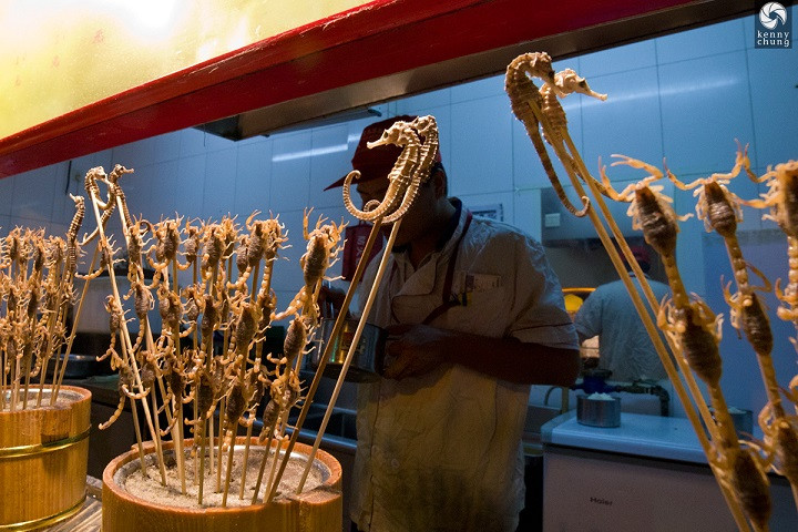 8. Cá ngựa chiên: Đây được xem như một món ăn nhẹ của người Trung Quốc. Cá ngựa rất mặn và có độ dai như mực. Với món ăn này, bạn cần cẩn trọng khi ăn bởi trên thân cá ngựa có những mảnh gai sắc nhọn có thể mắc vào nướu hoặc răng.