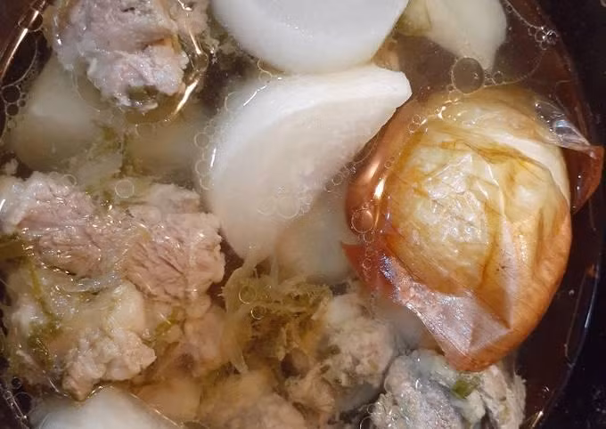 Nêm nhiều mì chính vào nước hầm xương: Nhiều người mách nhau khi hầm xương thì cho thêm chút mì chính để tạo độ ngọt cho món ăn. Tuy nhiên, nếu lạm dụng quá nhiều sẽ khiến món canh mất đi vị ngọt tự nhiên của xương, đồng thời gây hại cho sức khỏe. Thay vào đó, bạn có thể sử dụng chất ngọt tự nhiên đến từ các loại củ quả như củ cải trắng, hành tây, lê, táo,... không những kích thích vị giác mà còn tạo hương thơm dễ chịu.