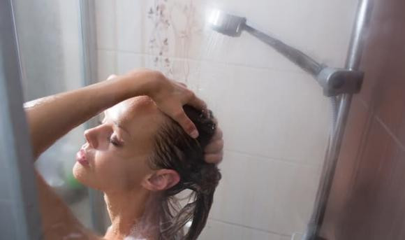 Bon dieu ban thich lam trong phong tam co the dan toi 