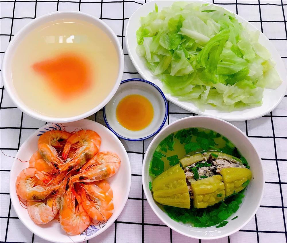 gười nội trợ có thể lưu lại gợi ý với khổ qua nhồi thịt, tôm hấp và bắp cải luộc. Bữa ăn với các nguyên liệu dễ mua, giá thành rẻ và thời gian chế biến nhanh chóng được xem là lựa chọn hợp lý cho những ngày "lười". Thực đơn nhiều rau xanh này còn rất thích hợp cho những ngày Sài Gòn oi bức.