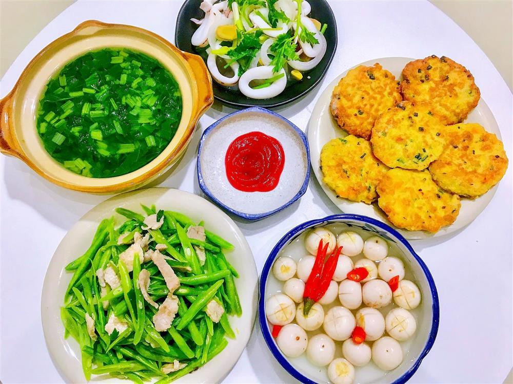 ới vị thanh mát của các loại rau như canh cải luộc, đậu côve xào thịt nạc cùng cà pháo muối, trứng rau củ áp chảo là đã có ngay một mâm cơm chinh phục khẩu vị gia đình 4 người. Thông thường mỗi bữa ăn, chị Tình mất khoảng 30 đến 45 phút chuẩn bị, nấu nướng tươm tất và chụp hình "sống ảo".