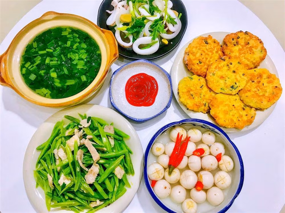 Với vị thanh mát của các loại rau như canh cải luộc, đậu côve xào thịt nạc cùng cà pháo muối, trứng rau củ áp chảo là đã có ngay một mâm cơm chinh phục khẩu vị gia đình 4 người. Thông thường mỗi bữa ăn, chị Tình mất khoảng 30 đến 45 phút chuẩn bị, nấu nướng tươm tất và chụp hình "sống ảo".