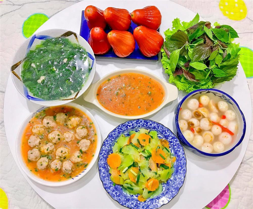 Vợ là siêu nhân" - Là một trong những câu nói của chồng con khiến chị Tình cảm thấy vui sướng, có thêm nhiều động lực vào bếp. Chị tâm sự, ông xã còn mê cơm vợ nấu đến nỗi không ngại từ chối các cuộc nhậu. Thịt viên sốt cà chua, canh cải bó xôi, su su xào cà rốt. Thêm cà pháo và rau sống cho bớt ngán là một bữa ăn rất đưa cơm, hợp khẩu vị với nhiều người.