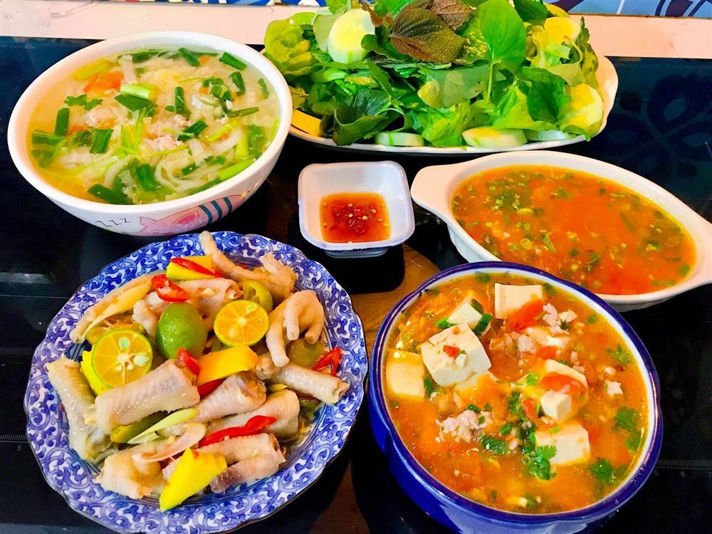 hân gà sả tắc, đậu hũ sốt cà chua, canh cải dúng nấu thịt và rau sống là gợi ý không tồi để đổi vị. Để làm chân gà sả tắc nhâm nhi, nước sốt rất quan trọng. Đun sôi hỗn hợp đường, nước mắm, nước sôi. Sau đó để nguội hoàn toàn mới thêm nước cốt tắc/chanh, sả, ớt vào. Cuối cùng trộn đều với chân gà đã sơ chế sạch sẽ và thêm ớt bột, trộn đều.