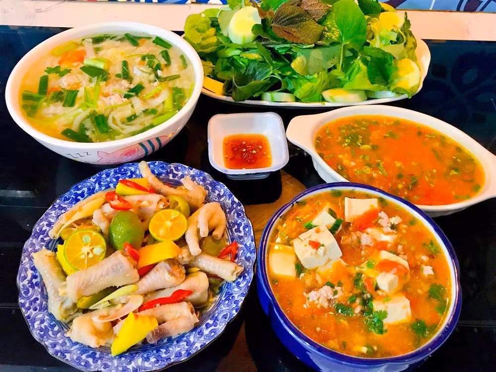 Chân gà sả tắc, đậu hũ sốt cà chua, canh cải dúng nấu thịt và rau sống là gợi ý không tồi để đổi vị. Để làm chân gà sả tắc nhâm nhi, nước sốt rất quan trọng. Đun sôi hỗn hợp đường, nước mắm, nước sôi. Sau đó để nguội hoàn toàn mới thêm nước cốt tắc/chanh, sả, ớt vào. Cuối cùng trộn đều với chân gà đã sơ chế sạch sẽ và thêm ớt bột, trộn đều.