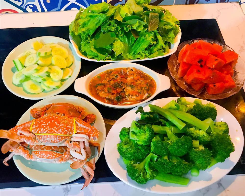 ác mâm cơm hàng ngày của chị Tình luôn đủ 4 món: mặn, luộc/hấp hoặc xào, canh và tráng miệng. Thực đơn đầu tuần đầy chất lượng với ghẹ hấp, cá ngừ sốt cà chua, bông cải xanh luộc, rau sống. Thêm đĩa dưa hấu cho cả nhà tráng miệng, cân bằng thêm dinh dưỡng.