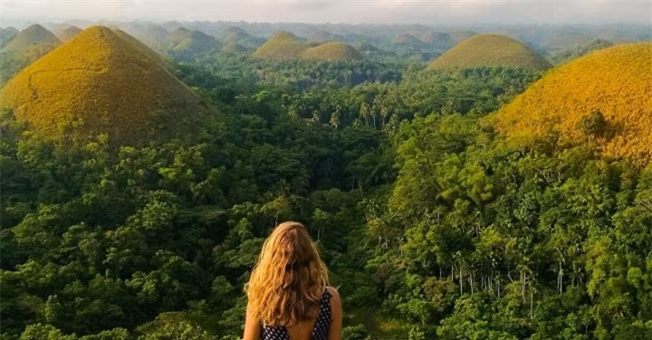 Đồi chocolate thực sự là một kỳ quan thiên nhiên hiếm có trên thế giới, và trở thành một trong những điểm du lịch hút khách bậc nhất của Philippines bởi chính vẻ đẹp bình yên và giản dị vốn có.