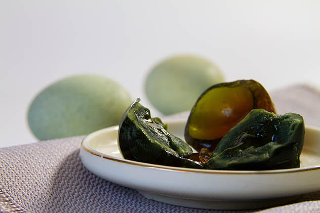 Trứng thế kỷ: Trứng thế kỷ là một món ăn truyền thống của Trung Quốc có màu sắc và hương thơm độc đáo. Thường được làm từ trừng vịt hoặc trứng gà được bảo quản trong hỗn hợp đất sét, tro, muối và chất kiềm. Lòng đỏ trứng có thể có màu vàng, xanh đậm hoặc nâu tùy vào thời gian chế biến. Trứng rất mịn, ngon và mặn. Trứng thế kỷ có thể được bảo quản đến năm tháng nếu vỏ trứng vẫn còn nguyên vẹn. Chúng còn được chế biến cùng các món như salad hoặc có thể ăn cùng với nước tương hoặc ớt.