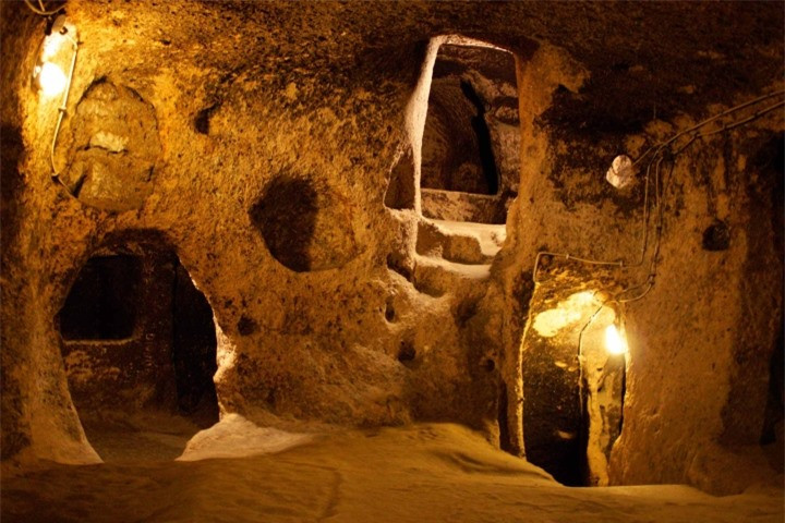 Trong quá trình tìm hiểu, các nhà nghiên cứu, khảo cổ đã phát hiện thành phố cổ Derinkuyu có tổng cộng đến 18 tầng. Nơi đây có vô số các công trình nhỏ thường gặp như phòng ngủ, phòng tắm, bếp, giếng, nơi chứa vũ khí, nhà thờ, trường học, các loại máy ép dầu, rượu, chuồng gia súc và cả các khu mộ.