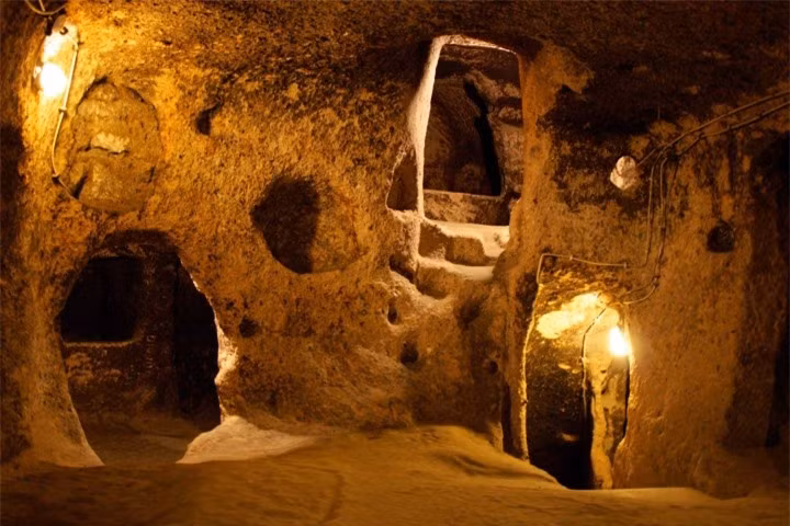 Trong quá trình tìm hiểu, các nhà nghiên cứu, khảo cổ đã phát hiện thành phố cổ Derinkuyu có tổng cộng đến 18 tầng. Nơi đây có vô số các công trình nhỏ thường gặp như phòng ngủ, phòng tắm, bếp, giếng, nơi chứa vũ khí, nhà thờ, trường học, các loại máy ép dầu, rượu, chuồng gia súc và cả các khu mộ.