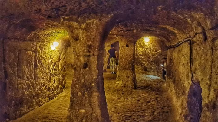 Có rất nhiều lối đi trong thành phố, mỗi tầng được nối với nhau bằng 1 hành lang có thiết kế cửa bằng đá rắn chắc. Hệ thống trục thông gió được thiết kế với mật độ lớn giúp đưa không khí từ bên ngoài vào trong lòng đất, cho cuộc sống sinh hoạt của mọi người trong thành phố dễ dàng, thoải mái nhất.