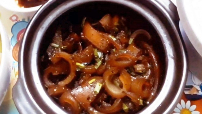 2. Da heo kho: Da heo kho tiêu: Với món da heo kho tiêu này bạn sẽ không làm mất quá nhiều thời gian mà lại vô cùng bắt cơm và đầy dinh dưỡng để bạn thực hiện, thưởng thức và lấy lại năng lượng sau một ngày làm việc vất vả. Món ăn được hoàn thành với mùi thơm hấp dẫn lan tỏa. Da heo giòn giòn béo béo thấm vị mặn mặn cay cay đậm đà dễ ăn. Chỉ cần 1 chén cơm nóng hổi nữa thôi thì còn gì bằng.