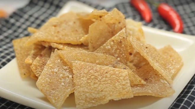 Da heo nướng cay: Nếu bạn đang tìm một món ăn vặt giòn, cay và có thể dễ dàng mang đến công ty để thưởng thức cùng đồng nghiệp của mình để gắn chặt tình đồng chí tiếp tục chạy "deadline" thì đây sẽ là một lựa chọn tuyệt vời cho bạn đấy! Với lớp da heo được nướng vàng ươm đẹp mắt, không bị khét. Thử 1 miếng da heo, vị giòn và cay nhẹ của nó sẽ khiến bạn cứ muốn ăn mãi và giải "stress" để tiếp tục với công việc đó!