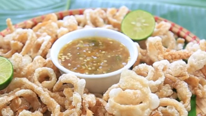 Da heo chiên giòn sốt thái: Đây là một món ăn mang hương vị mới lạ hấp dẫn thích hợp để thực hiện và nhâm nhi cùng bạn bè trong những ngày hội họp cuối tuần hoặc dùng để ăn khi cày phim trong mùa dịch cũng vô cùng hấp dẫn! Món ăn sau khi hoàn tất sẽ có màu vàng đẹp mắt. Lớp ngoài thì giòn rụm bắt vị hòa cùng với vị mặn của muối được tẩm ướp trước đó. Chấm cùng với nước sốt thái chua cay mặn ngọt tạo nâng hương vị của món ăn lên gấp bội lần.