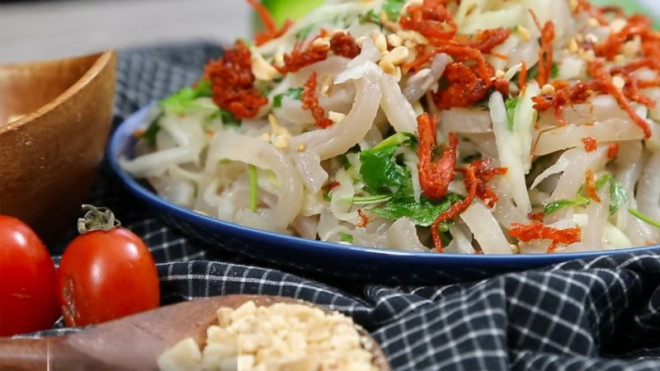 4. Da heo trộn gỏi: Gỏi đu đủ da heo: Đu đủ là một loại quả quen thuộc đối với đại đa số người Việt đặc biệt là những bạn ở dưới quê thì hầu như nhà nào cũng sẽ có 1 cây đu đủ để chế biến. Thông thường mẹ chúng ta sẽ thường sẽ dùng quả đu đủ để trộn gỏi, nấu canh hay ăn sống tùy vào giai đoạn chín của quả. Nhưng dù chế biến thành gì đều cũng rất ngon và hấp dẫn. Và món gỏi đu đủ da heo này cũng không ngoại lệ. Với vị giòn ngon, thanh thanh của đu đủ kết hợp cùng với rau thơm và độ dai giòn của da heo cùng nước pha đậm đà thật hấp dẫn.