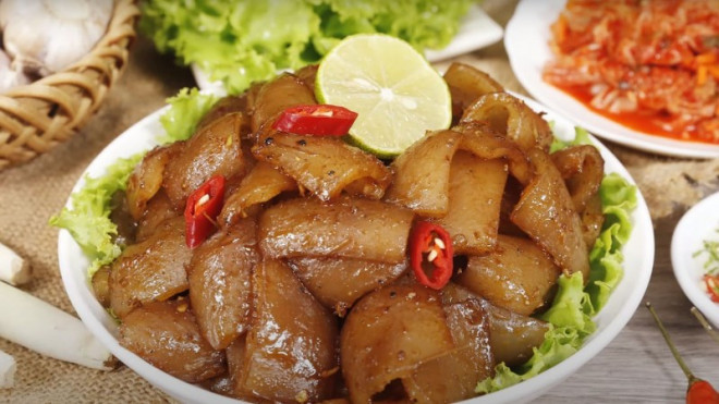 3. Da heo nướng: Da heo nướng tỏi: Da heo nướng tỏi bày ra dĩa với màu sắc vàng nâu cuốn hút. Cắn thử 1 miếng ta sẽ cảm thấy được vị mềm ngon béo ngậy của da heo hòa cùng sự kết hợp tinh tế của vị cay, mặn, ngọt từ các nguyên liệu dễ tìm như mật ong, nước mắm, nước sốt thịt nướng,...Để tăng thêm hương vị của món ăn bạn có thể cuốn cùng với 1 ít kim chi, rau xà lách, cà chua, dưa leo và chấm cùng 1 ít muối ớt xanh nữa thì tuyệt hơn chữ tuyệt luôn!