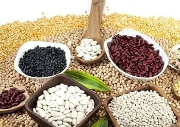 br/> Các loại hạt và ngũ cốc: Các loại hạt ngũ cốc rất giàu kẽm và canxi, đối với ngũ cốc nên cố gắng ăn càng nhiều loại ngũ cốc thô càng tốt, tốt nhất nên ăn ít ngũ cốc đã qua chế biến quá nhiều, nếu không sẽ mất đi các chất dinh dưỡng trong đó. Việc ăn các loại ngũ cốc có lợi cho việc thúc đẩy sự phát triển hệ thần kinh của thai nhi. Ngoài ra, các nghiên cứu đã chứng minh rằng, những bà bầu thường xuyên ăn các loại hạt và ngũ cốc trong thai kỳ thì em bé sinh ra sẽ có thị lực tốt hơn.