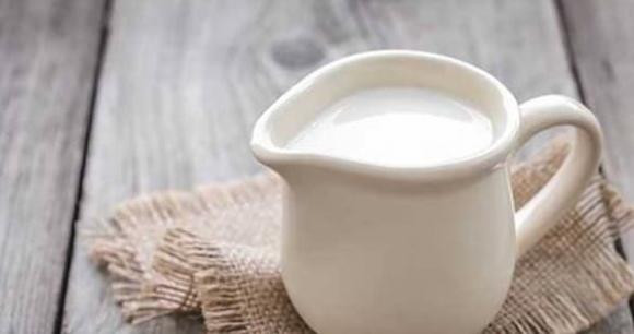 Các sản phẩm từ sữa: Trước khi đi ngủ mỗi tối mẹ bầu có thể uống một ly sữa, sữa rất giàu protein và canxi, có tác dụng thúc đẩy sự phát triển nhãn cầu của thai nhi và cũng giúp cho sự phát triển của xương thai nhi.