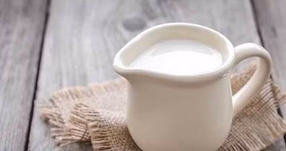 Các sản phẩm từ sữa: Trước khi đi ngủ mỗi tối mẹ bầu có thể uống một ly sữa, sữa rất giàu protein và canxi, có tác dụng thúc đẩy sự phát triển nhãn cầu của thai nhi và cũng giúp cho sự phát triển của xương thai nhi.