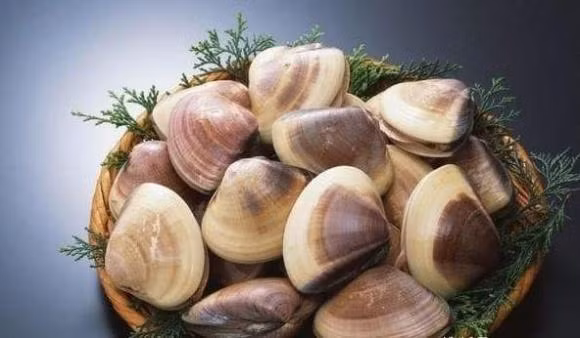 br/> Hải sản: Hải sản rất giàu chất dinh dưỡng như selen có tác dụng tốt cho sự phát triển mắt của trẻ. Ngoài ra, rong biển, rong biển, tôm và các loại hải sản khác rất giàu canxi, có lợi cho sự phát triển của nhãn cầu, nên ăn nhiều cá khi mang thai cũng có lợi, giúp thúc đẩy sự phát triển não bộ của thai nhi.