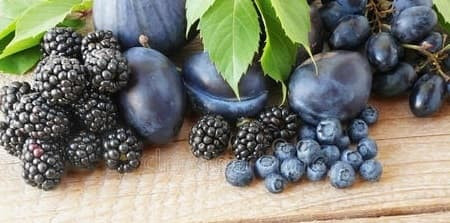 Các thực phẩm giàu vitamin A: Mẹ bầu có thể tăng cường thị lực, giúp con sau này có đôi mắt sáng bằng các loại hoa quả, thức ăn giàu vitamin A như gan động vật, lòng đỏ trứng, sữa, dầu gan cá tuyết, cà rốt, táo, cà chua, các loại rau xanh và trái cây khô... Những loại thực phẩm này có rất nhiều những chất có lợi cho mắt như vitamin A, zinc, lutein, lecithin, B12, vitamin D, và cysteine.