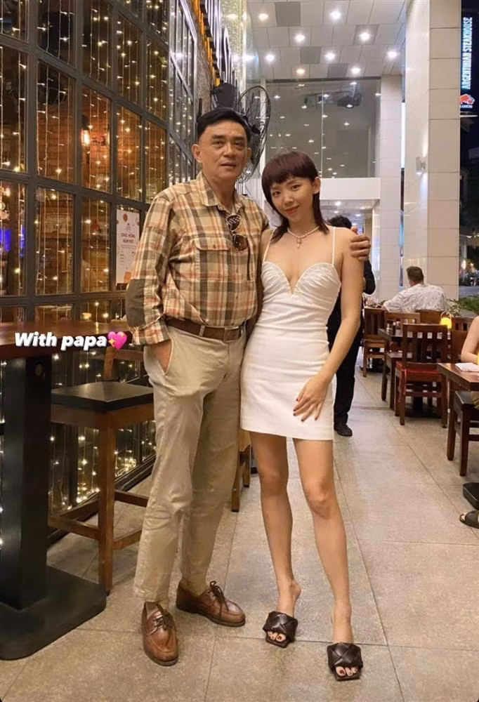Toc Tien cao 1m68 van “be nhu keo” ben nguoi dan ong quyen luc