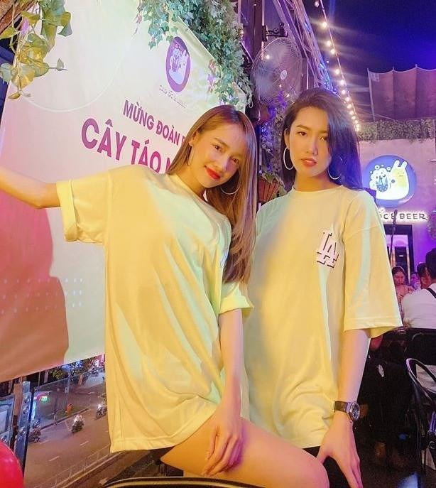 ần khác, chị em "Châu - Báu" cùng diện áo phông dáng rộng mặc theo style giấu quần. Tuy nhiên, nhìn Thúy Ngân khỏe khoắn, năng động bao nhiêu thì Nhã Phương với cánh tay que củi thiếu sức sống bấy nhiêu.