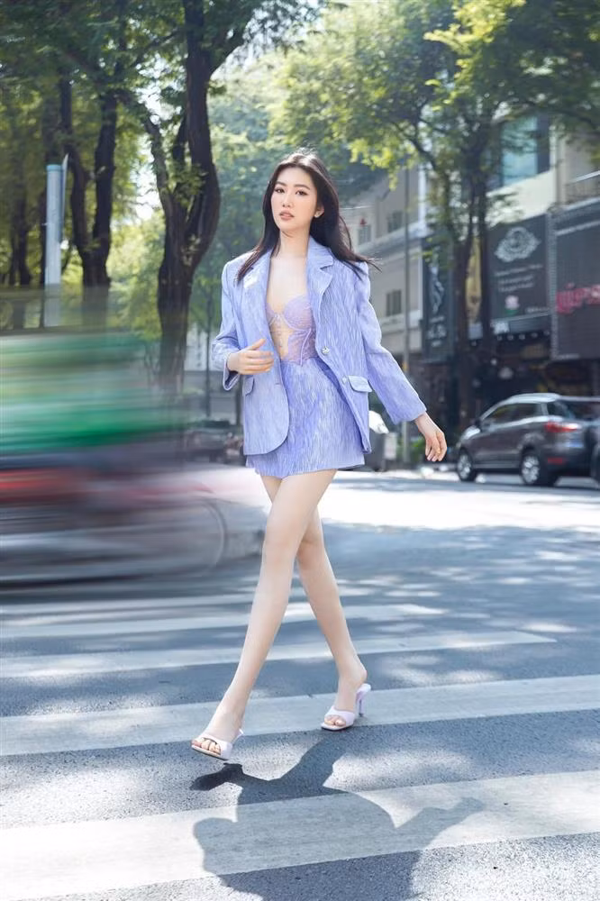 br/> Sinh năm 1990 nhưng Nhã Phương lại là bạn cùng lớp ở trường Đại học Sân khấu Điện ảnh TP. HCM cùng lứa 1991 như Thúy Ngân, Diệu Nhi. Theo lời đạo diễn Lê Hoàng, Nhã Phương thậm chí còn bị đuổi khỏi trường vì nợ môn để đi đóng phim quá nhiều nhưng cô vẫn duy trì tình bạn thân thiết với Thúy Ngân, đặc biệt là sau những dự án phim chung như Cây Táo Nở Hoa. Mới đây, Thúy Ngân khoe ảnh thả dáng trên phố với set đồ tím mộng mơ khá táo bạo gồm corset ren xuyên thấu bên trong, blazer form rộng và chân váy siêu ngắn. "Hoa Săn Mồi" của Running Man còn khéo kéo dài đôi chân trắng muốt, nõn nà với đôi guốc cùng tông.