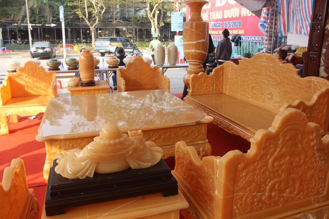 Soi giá những bộ bàn ghế khiến “thượng đế” vung tiền không tiếc tay - Hình 5 Soi gia nhung bo ban ghe khien “thuong de” vung tien khong tiec tay-Hinh-5