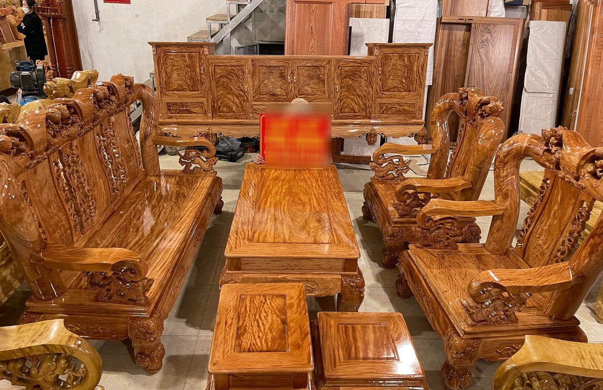 Soi giá những bộ bàn ghế khiến “thượng đế” vung tiền không tiếc tay - Hình 3 Soi gia nhung bo ban ghe khien “thuong de” vung tien khong tiec tay-Hinh-3