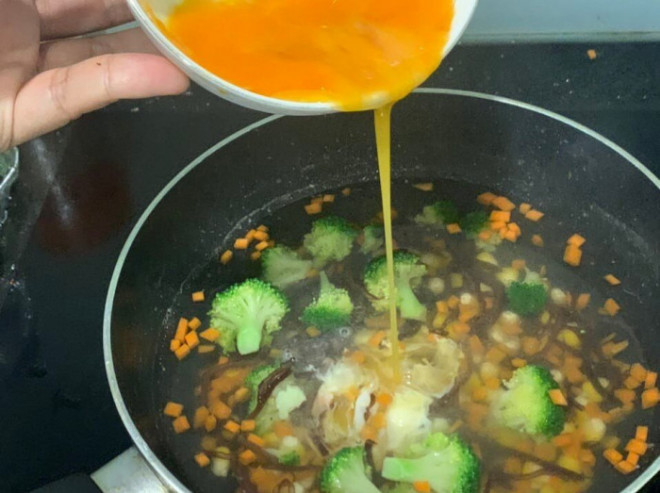 + Tiếp đến ta cho hết phần rau củ vừa sơ chế vào nồi và đun sôi thêm tầm 5 phút thì tắt bếp.