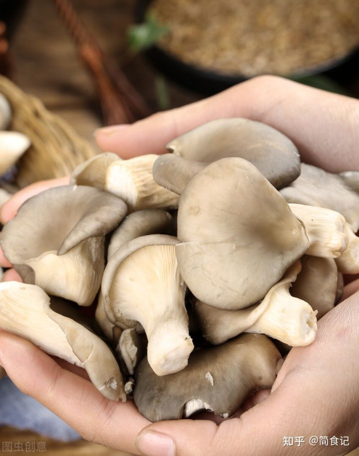 2. Nấm: Nấm rất giàu dinh dưỡng, dù đem xào hay nấu canh hương vị cũng rất ngon. Thông thường, ở một số quán ăn, quán nhậu, quán lẩu, nấm không được làm sạch hoàn toàn, nó thường được đem nấu ngay sau khi mua về. Một số ít đầu bếp có thể chần qua nước nóng để loại bỏ bớt tạp chất nhưng phần lớn mọi người vẫn không rửa kỹ.