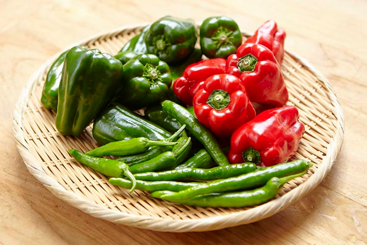 4. Ớt ngọt: Ớt ngọt có vẻ ngoài bóng loáng, trong rất sạch và bắt mắt nên nhiều quán ăn không rửa mà trực tiếp cắt rồi xào nấu luôn. Đặc biệt, loại ớt này một khi dập rất dễ bị nát nên đầu bếp có xu hướng hạn chế rửa.