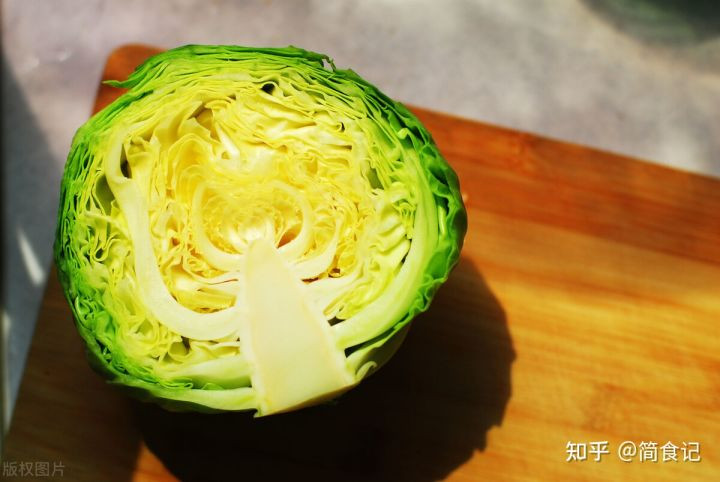 1. Bắp cải: Bắp cải được nhiều người thích ăn bởi giá thành rẻ, vị ngon, giòn, chế biến được thành nhiều món. Một số người còn nói rằng, bắp cải ít khi sử dụng thuốc trừ sâu nên rất sạch. 