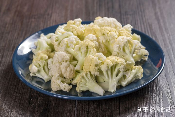 3. Súp lơ: Súp lơ xanh hay trắng có kết cấu giòn, ngon, là món khoái khẩu của không ít người. Súp lơ cũng là một trong những loại rau bị phun thuốc trừ sâu nhiều.