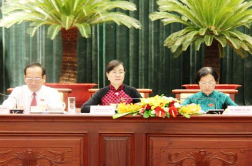 Bà Nguyễn Thị Quyết Tâm (người ngồi giữa), Chủ tịch HĐND TP HCM đạt số phiếu tín nhiệm cao nhiều nhất.