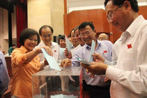 Các đại biểu HĐND TP HCM lấy phiếu tín nhiệm.