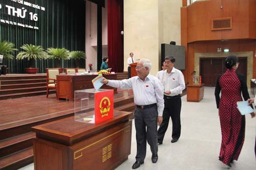 Chủ tịch UBND TP HCM Lê Hoàng Quân vừa thực hiện việc lấy phiếu...
