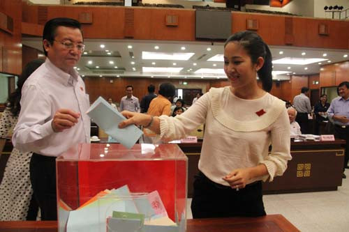 Ca sĩ Thanh Thúy thực hiện nhiệm vụ quyền đại biểu của mình trong việc lấy phiếu tín nhiệm.