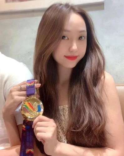 Hà Dương luôn bên cạnh tiếp lửa cho bạn trai khi thi đấu. Quan Văn Chuẩn hiện mang băng thủ quân, cùng U23 Việt Nam vào tứ kết U23 châu Á 2024.