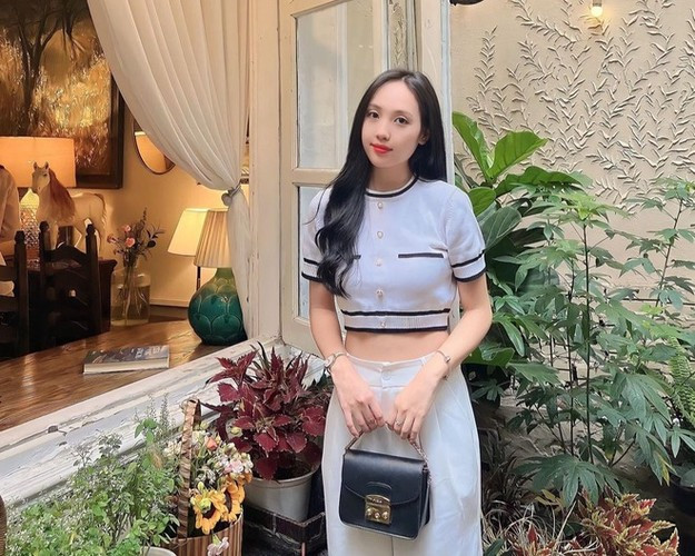 Cặp có không ít những bức hình chụp khi đi mua sắm, bạn gái cũng thường xuyên khoe đồ bạn trai tặng.