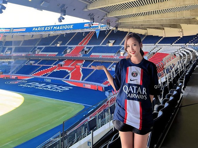 Cô nàng hiện đang làm việc trong lĩnh vực ngân hàng nhưng yêu thích thể thao, đặc biệt là bóng đá. Cô từng đến thăm sân Công viên các Hoàng tử của đội bóng lừng danh PSG.